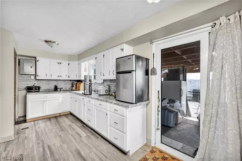 Kitchen - 7090 Comanche Trl, Mentor, OH 44060 photo 4 of 4