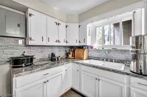 Kitchen - 7090 Comanche Trl, Mentor, OH 44060 photo 1 of 4