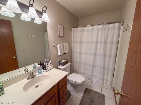 Bath - 510 Deer Run Dr, Boardman, OH 44512 photo 3 of 4