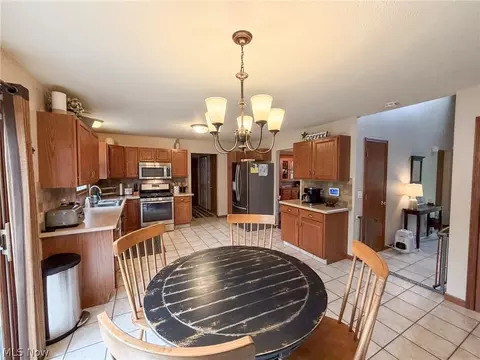 Kitchen - 510 Deer Run Dr, Boardman, OH 44512 photo 6 of 7