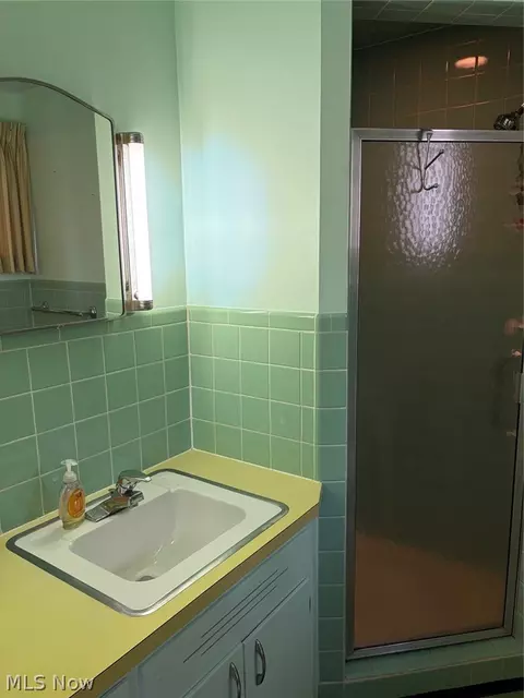 Bath - 1034 N Pasadena Ave, Elyria, OH 44035 photo 2 of 4