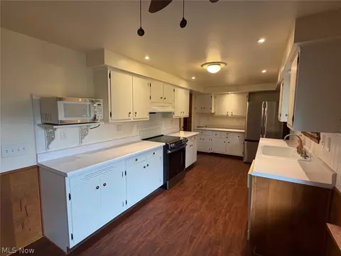 Kitchen - 1034 N Pasadena Ave, Elyria, OH 44035 photo 5 of 5