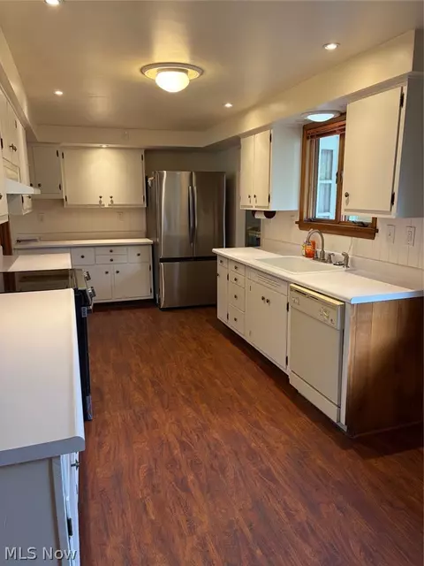 Kitchen - 1034 N Pasadena Ave, Elyria, OH 44035 photo 4 of 5