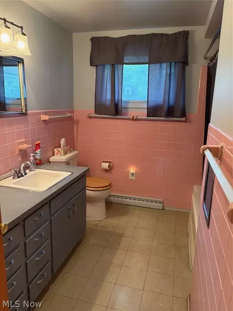 Bath - 1034 N Pasadena Ave, Elyria, OH 44035 photo 3 of 4