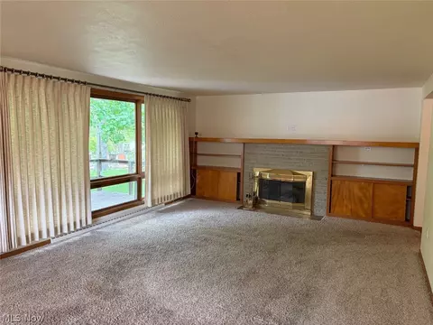 Living - 1034 N Pasadena Ave, Elyria, OH 44035 photo 2 of 7