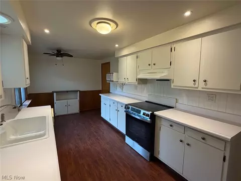 Kitchen - 1034 N Pasadena Ave, Elyria, OH 44035 photo 2 of 5
