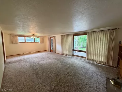Living - 1034 N Pasadena Ave, Elyria, OH 44035 photo 3 of 7
