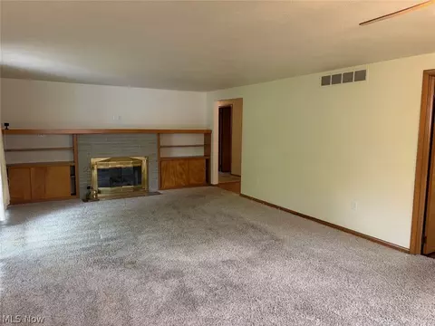 Living - 1034 N Pasadena Ave, Elyria, OH 44035 photo 1 of 7