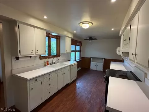 Kitchen - 1034 N Pasadena Ave, Elyria, OH 44035 photo 1 of 5