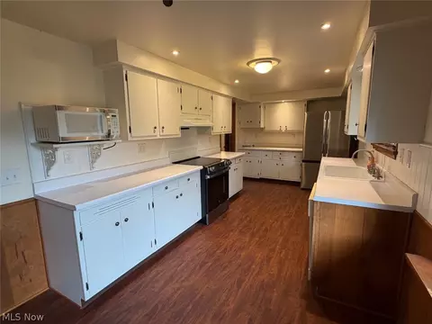 Kitchen - 1034 N Pasadena Ave, Elyria, OH 44035 photo 3 of 5