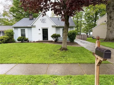 582 Forestview Rd, Bay Village, OH 44140