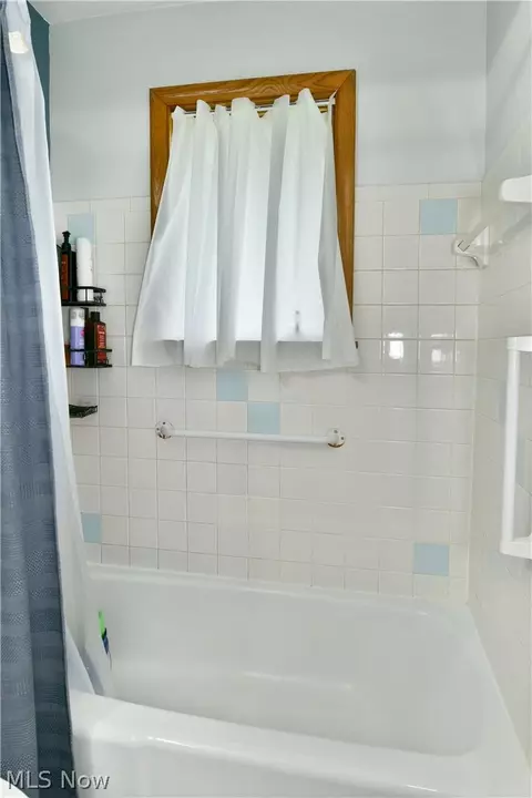 Bath - 499 W Harvey St, Struthers, OH 44471 photo 5 of 6
