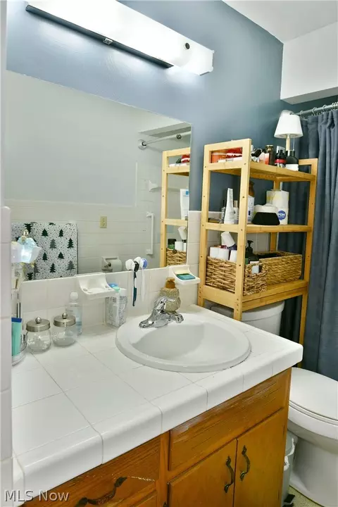 Bath - 499 W Harvey St, Struthers, OH 44471 photo 4 of 6