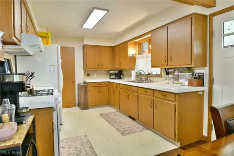 Kitchen - 499 W Harvey St, Struthers, OH 44471 photo 3 of 4