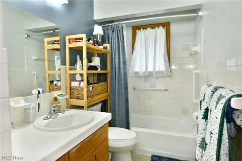 Bath - 499 W Harvey St, Struthers, OH 44471 photo 2 of 6