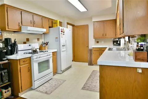Kitchen - 499 W Harvey St, Struthers, OH 44471 photo 2 of 4