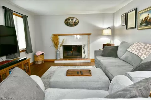 Living - 499 W Harvey St, Struthers, OH 44471 photo 2 of 4
