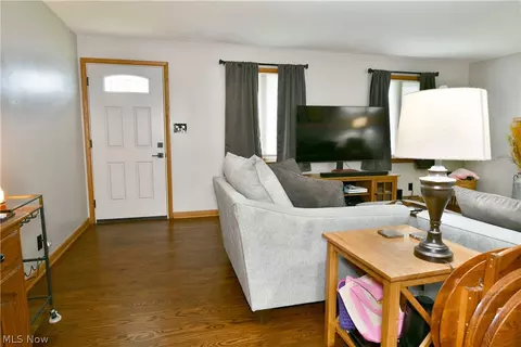 Entry Way - 499 W Harvey St, Struthers, OH 44471 photo 2 of 3
