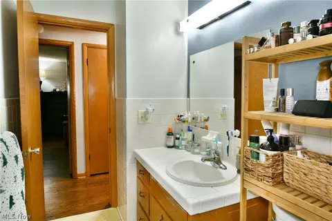 Bath - 499 W Harvey St, Struthers, OH 44471 photo 3 of 6