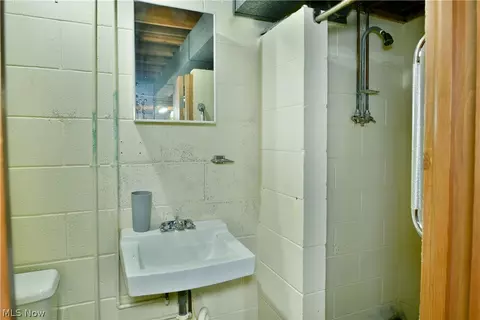 Bath - 499 W Harvey St, Struthers, OH 44471 photo 6 of 6
