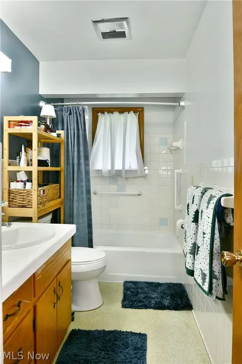 Bath - 499 W Harvey St, Struthers, OH 44471 photo 1 of 6