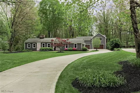 1 Deerfield Dr, Chagrin Falls, OH 44022
