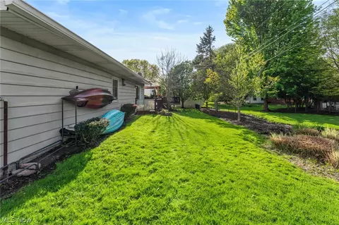 Exterior - 175 Crestview Dr, Elyria, OH 44035 photo 6 of 12