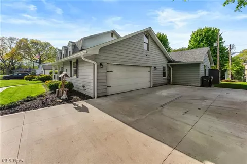 Exterior - 175 Crestview Dr, Elyria, OH 44035 photo 5 of 12