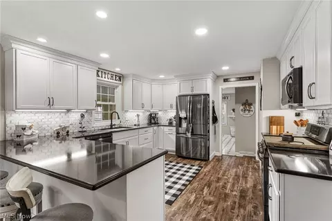 Kitchen - 175 Crestview Dr, Elyria, OH 44035 photo 2 of 4