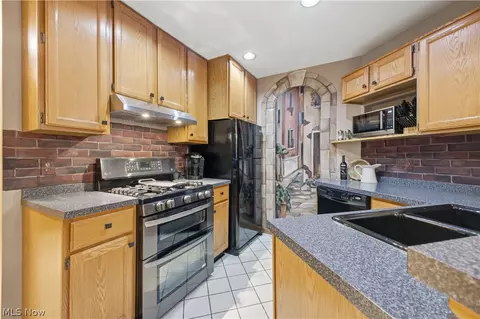 Kitchen - 1323 Red Tail Hawk Ct #3, Boardman, OH 44512 photo 3 of 3