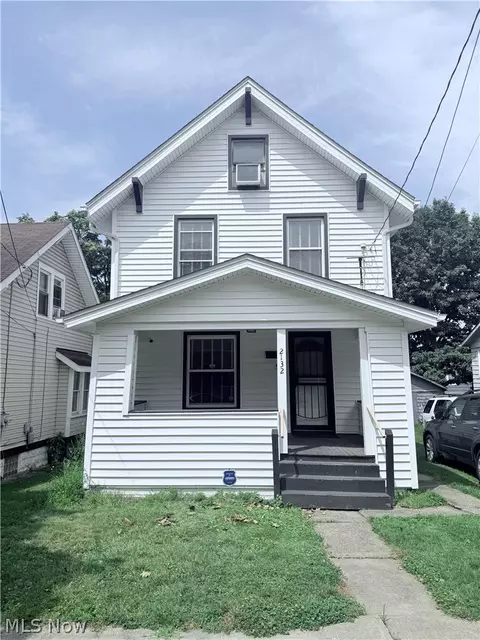 2132 10th St SW, Akron, OH 44314