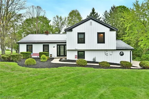 8093 S Park Dr, Garrettsville, OH 44231
