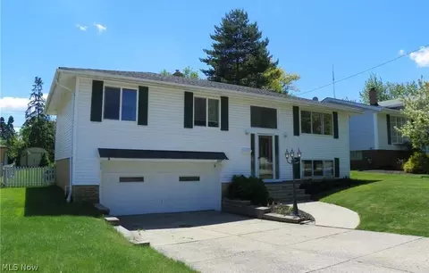 3327 Nottingham Dr, Parma, OH 44134