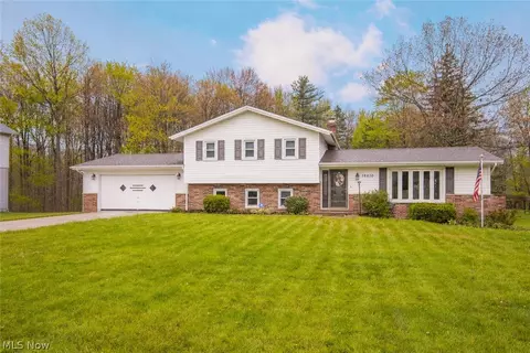 18810 Dellwood Dr, Walton Hills, OH 44146