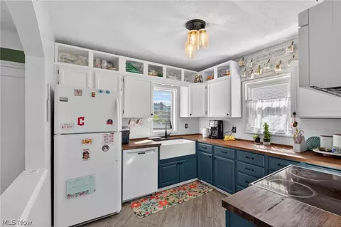 Kitchen - 71 E 219th St, Euclid, OH 44123 photo 1 of 2