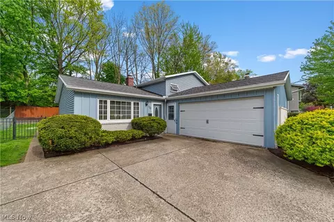 176 Pinewood Dr, Elyria, OH 44035 photo 2