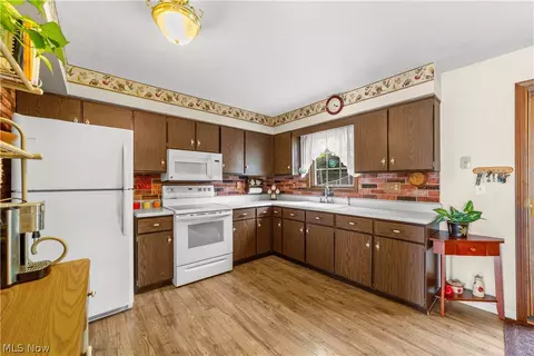 176 Pinewood Dr, Elyria, OH 44035 photo 9