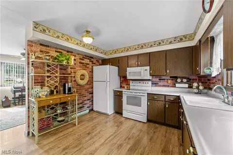 176 Pinewood Dr, Elyria, OH 44035 photo 10