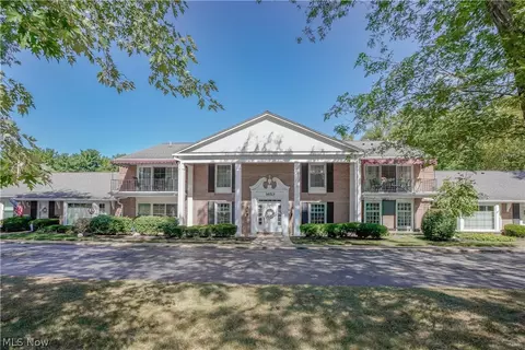 1653 Greenway Rd SE #202, North Canton, OH 44709