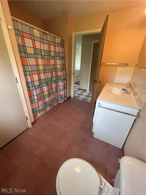 Bath - 68775 Tyner Rd, Cambridge, OH 43725 photo 3 of 4