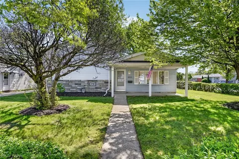 6525 Sandfield Dr, Brook Park, OH 44142