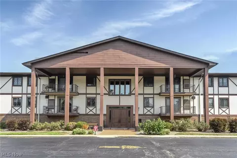 4849 Grace Rd #122, North Olmsted, OH 44070