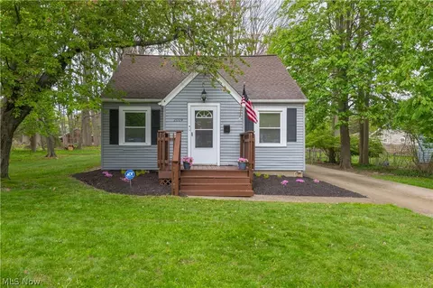 2019 Beverly Hills Dr, Richmond Heights, OH 44143