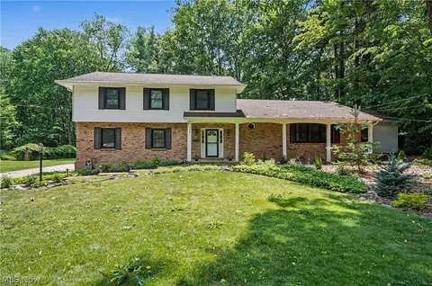 379 Nob Hill Dr, Akron, OH 44303