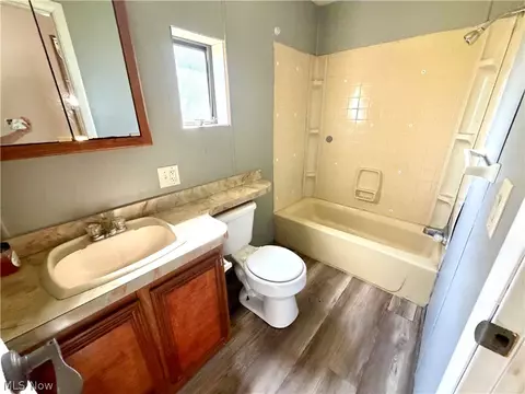 Bath - 215 Sheldon Ave, Marietta, OH 45750 photo 1 of 1