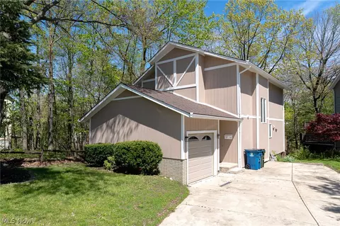 495 Cahoon Rd, Bay Village, OH 44140