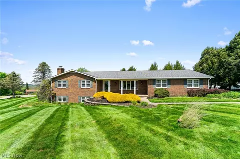 49325 S Park Cir, East Liverpool, OH 43920