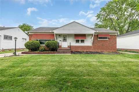 6833 Maplewood Rd, Parma Heights, OH 44130