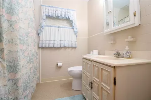 Bath - 804 Crestview Dr, Boardman, OH 44512 photo 2 of 2