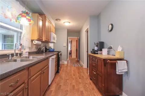 Entry Way - 804 Crestview Dr, Boardman, OH 44512 photo 2 of 5